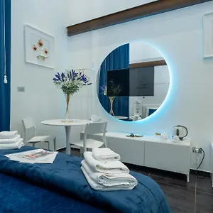 Skyhouse Chiaia Neapel